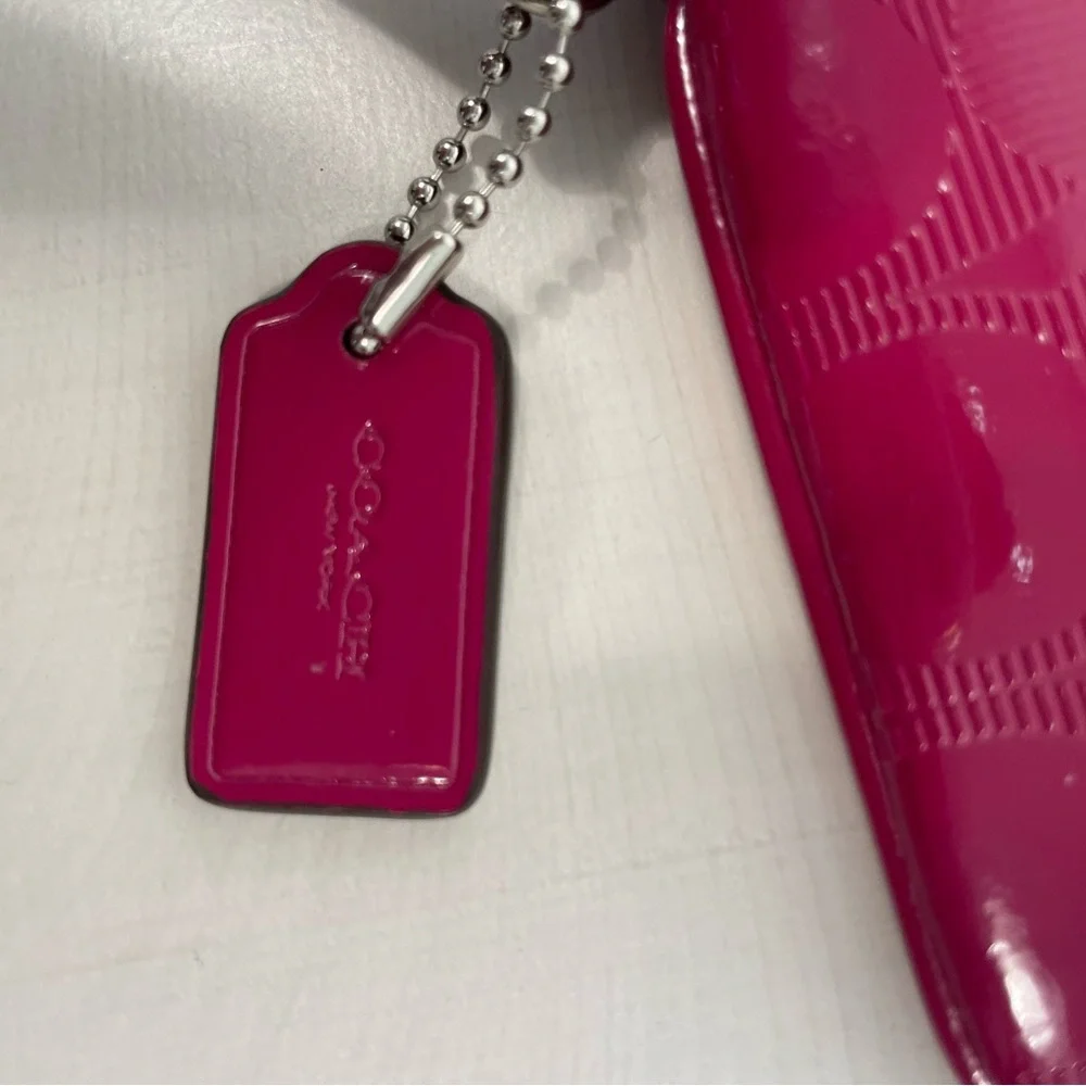 NWOT Coach F52282 Raspberry Embossed Patent Wristlet - Picture 4 of 7